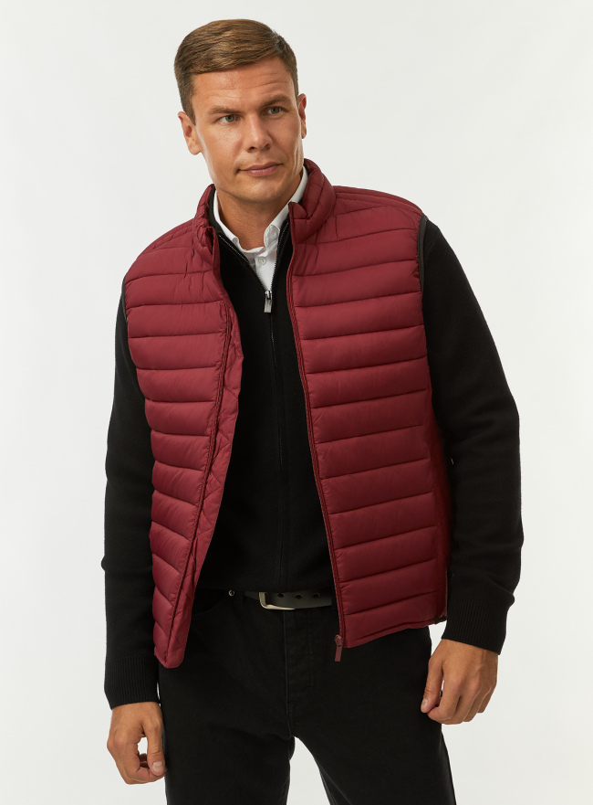 Жилет стеганый с воротником-стойкой oodji для Мужчины (красный) Жилет стеганый с воротником-стойкой oodji для Мужчины (красный), 1B811004M/25278N/4929B
