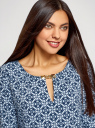 Блузка из струящейся ткани с металлическим украшением oodji для женщины (синий), 24201021/43121/7970O